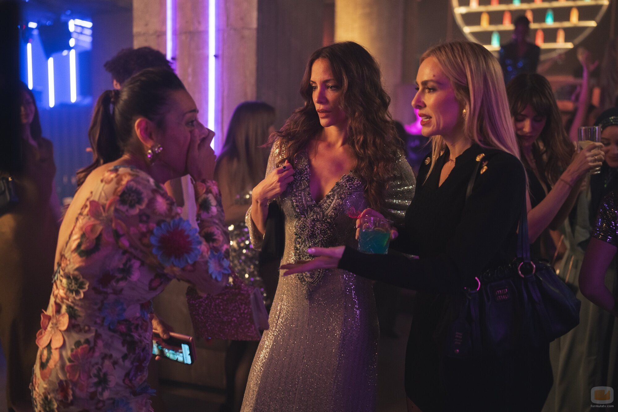 Kira Miró y María Hervás en 4x04 titulado 'Siempre se puede ser un poco más hetero' de 'Machos Alfa'