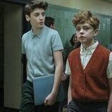 Mikkal Karim Fidler y Jack Molloy Legault en el 1x01 de 'It: Welcome to Derry'