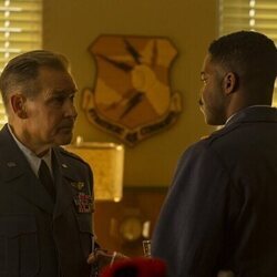 James Remar y Jovan Adepo en 1x01 'Piloto' de 'It: Bienvenidos a Derry'