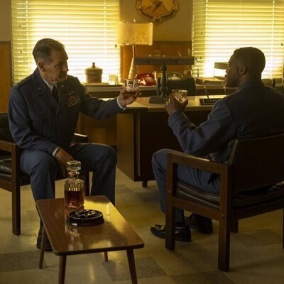 Jovan Adepo y James Remar en Capítulo 1 titulado 'Piloto' de 'It: Bienvenidos a Derry'