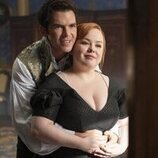 Luke Newton y Nicola Coughlan en 4x01 titulado 'El vals' de 'Los Bridgerton'