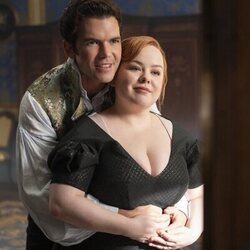 Luke Newton y Nicola Coughlan en 4x01 titulado 'El vals' de 'Los Bridgerton'