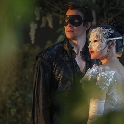 Luke Thompson y Yerin Ha en la temporada 4 y el capítulo 01 de 'Los Bridgerton'