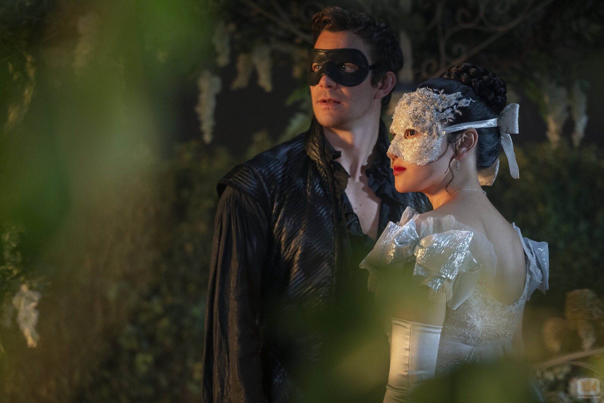 Luke Thompson y Yerin Ha en la temporada 4 y el capítulo 01 de 'Los Bridgerton'