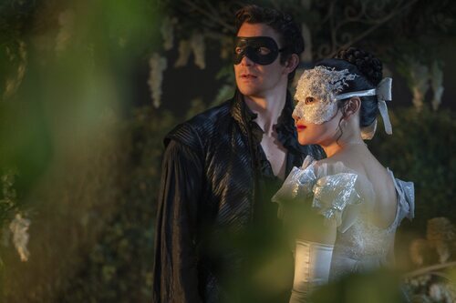 Luke Thompson y Yerin Ha en la temporada 4 y el capítulo 01 de 'Los Bridgerton'