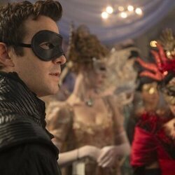 Luke Thompson en Capítulo 1 titulado 'El vals' de 'Los Bridgerton'