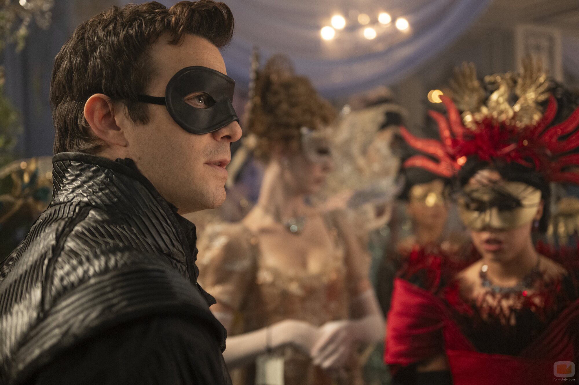 Luke Thompson en Capítulo 1 titulado 'El vals' de 'Los Bridgerton'