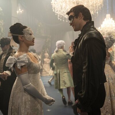 Luke Thompson y Yerin Ha en el 4x01 de 'Bridgerton'