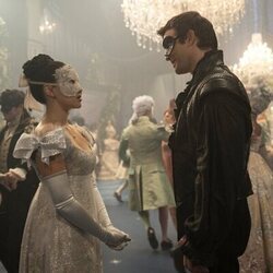 Luke Thompson y Yerin Ha en el 4x01 de 'Bridgerton'