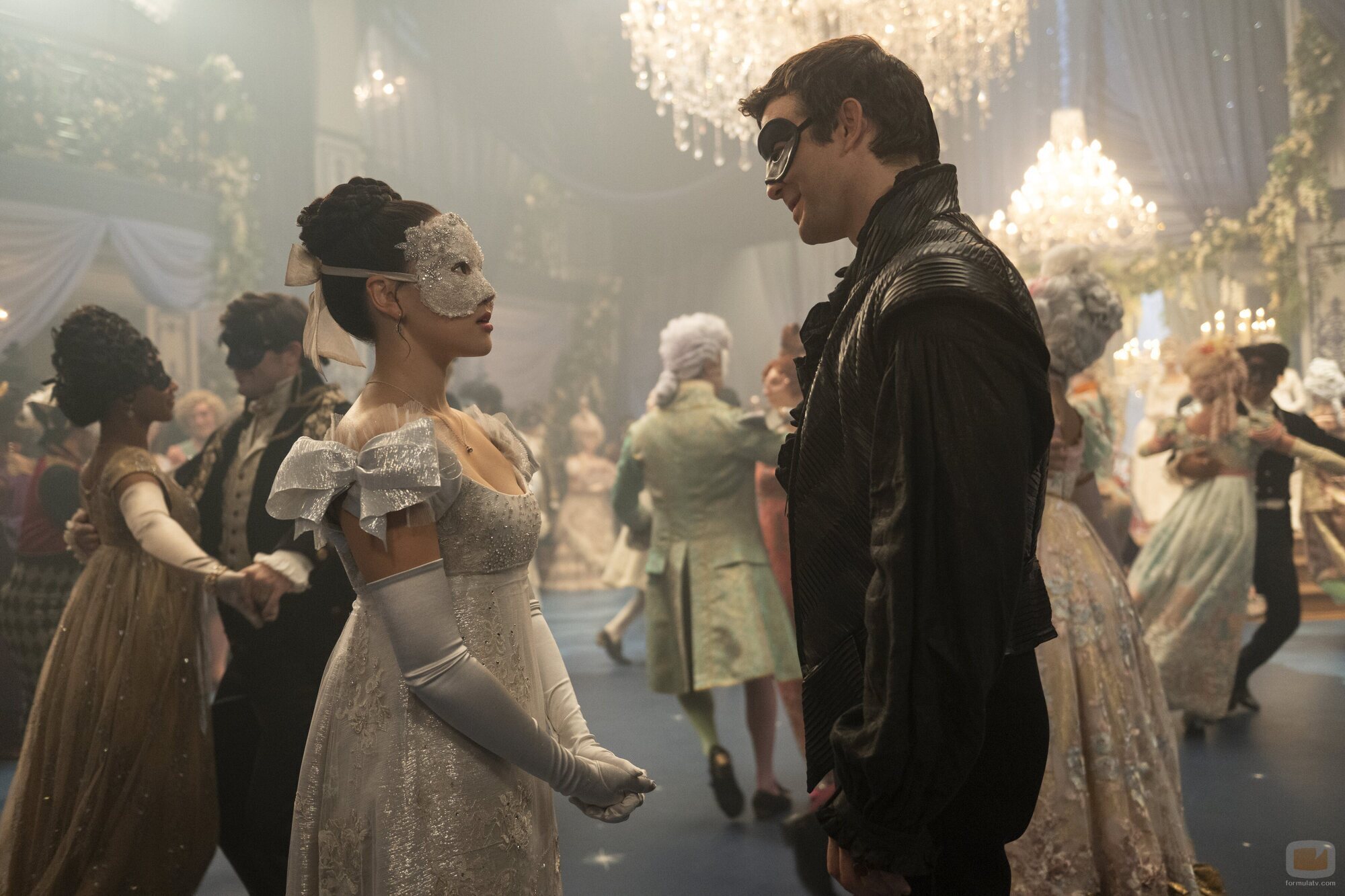 Luke Thompson y Yerin Ha en el 4x01 de 'Bridgerton'