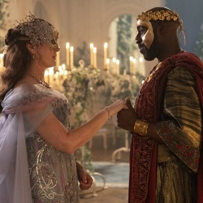 Ruth Gemmell y Daniel Francis en el 4x01 de 'Los Bridgerton'
