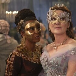 Adjoa Andoh y Ruth Gemmell en Capítulo 1 titulado 'El vals' de 'Los Bridgerton'