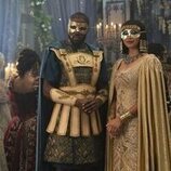 Emma Naomi y Martins Imhangbe en el 4x01 de 'Bridgerton'