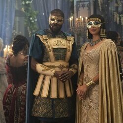 Emma Naomi y Martins Imhangbe en el 4x01 de 'Bridgerton'