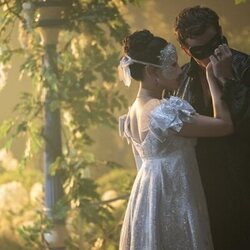 Luke Thompson y Yerin Ha en el 'El vals' de 'Bridgerton'