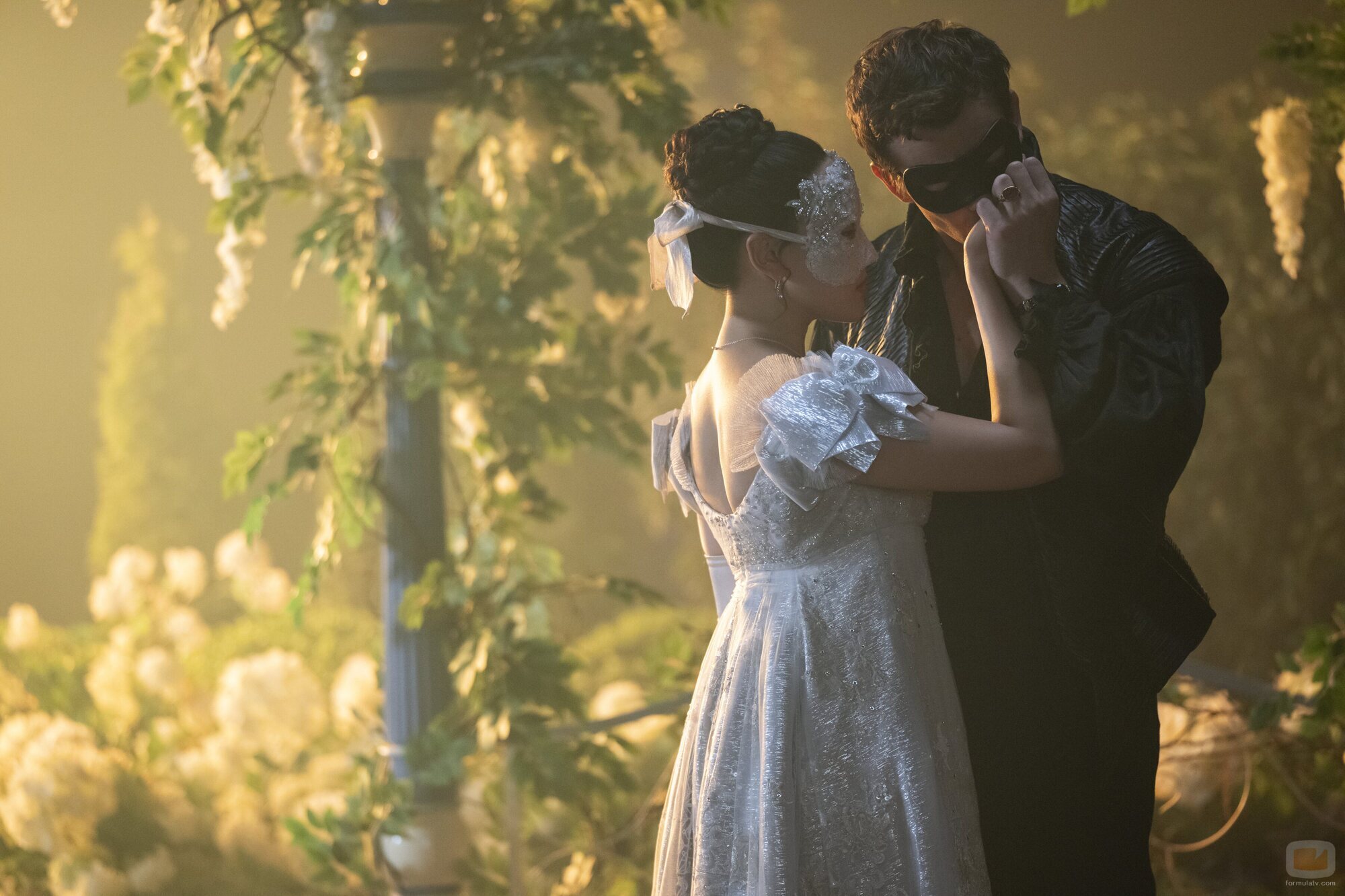 Luke Thompson y Yerin Ha en el 'El vals' de 'Bridgerton'
