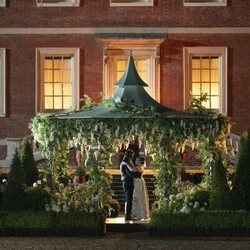 Yerin Ha y Luke Thompson en 4x01 titulado 'El vals' de 'Los Bridgerton'