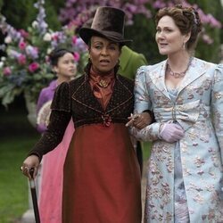 Ruth Gemmell y Adjoa Andoh en el 4x02 de 'Bridgerton'