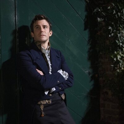 Luke Thompson en Capítulo 2 titulado 'Tiempo paralizado' de 'Los Bridgerton'