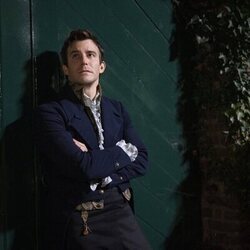 Luke Thompson en Capítulo 2 titulado 'Tiempo paralizado' de 'Los Bridgerton'