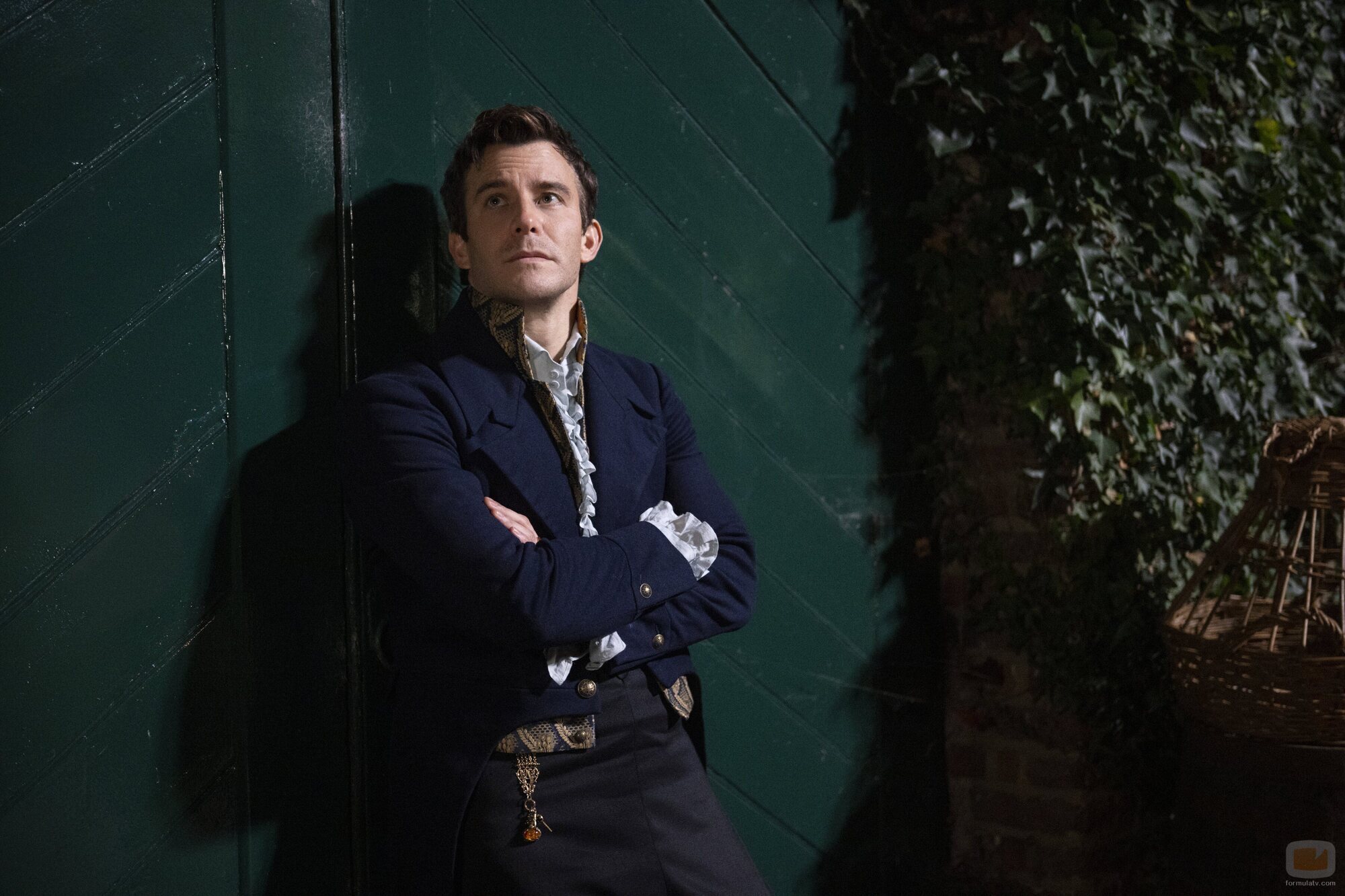 Luke Thompson en Capítulo 2 titulado 'Tiempo paralizado' de 'Los Bridgerton'