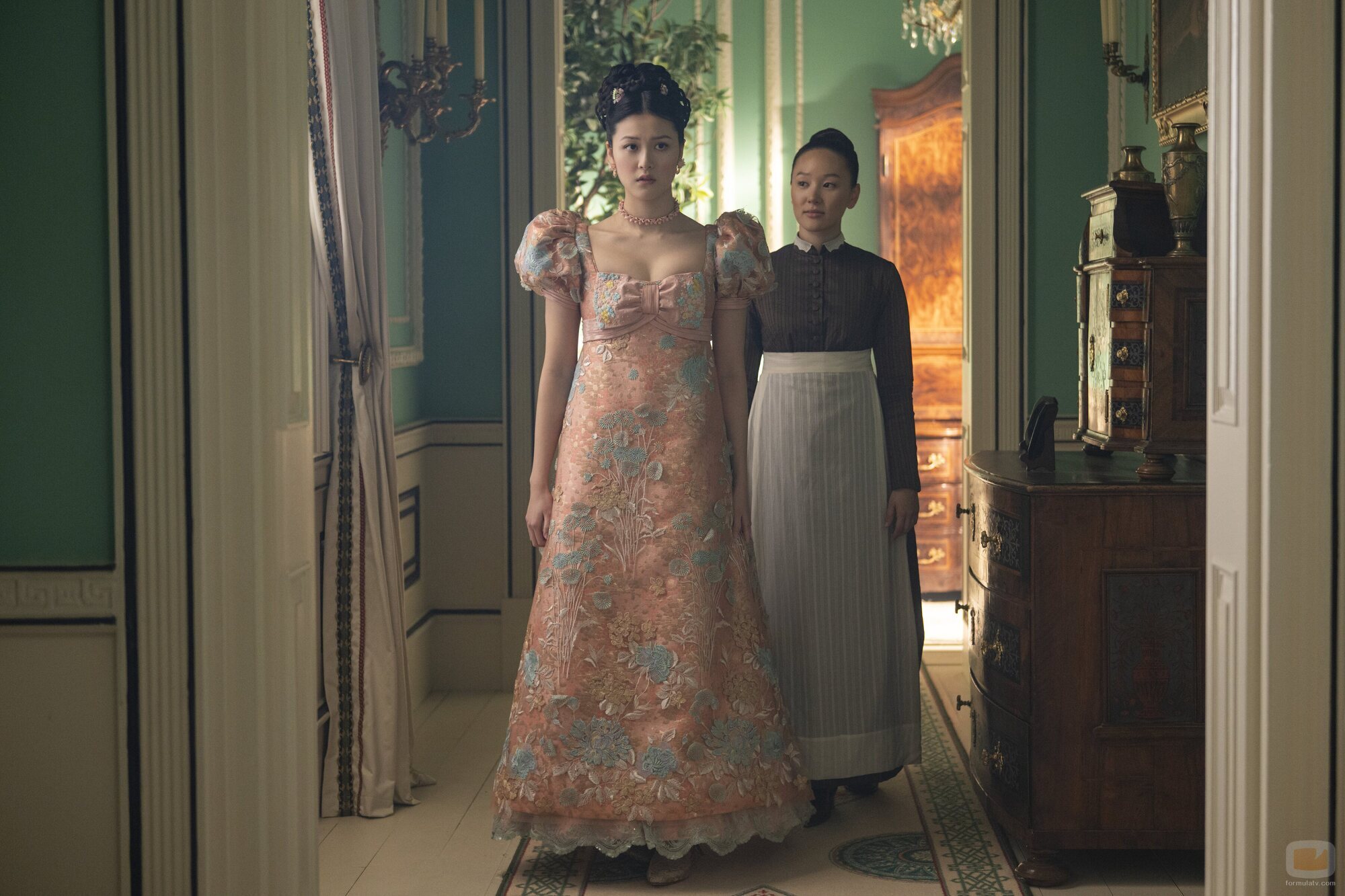 Yerin Ha y Isabella Wei en la temporada 4 y el capítulo 02 de 'Los Bridgerton'