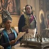 Hugh Sachs y Golda Rosheuvel en 4x02 'Tiempo paralizado' de 'Los Bridgerton'