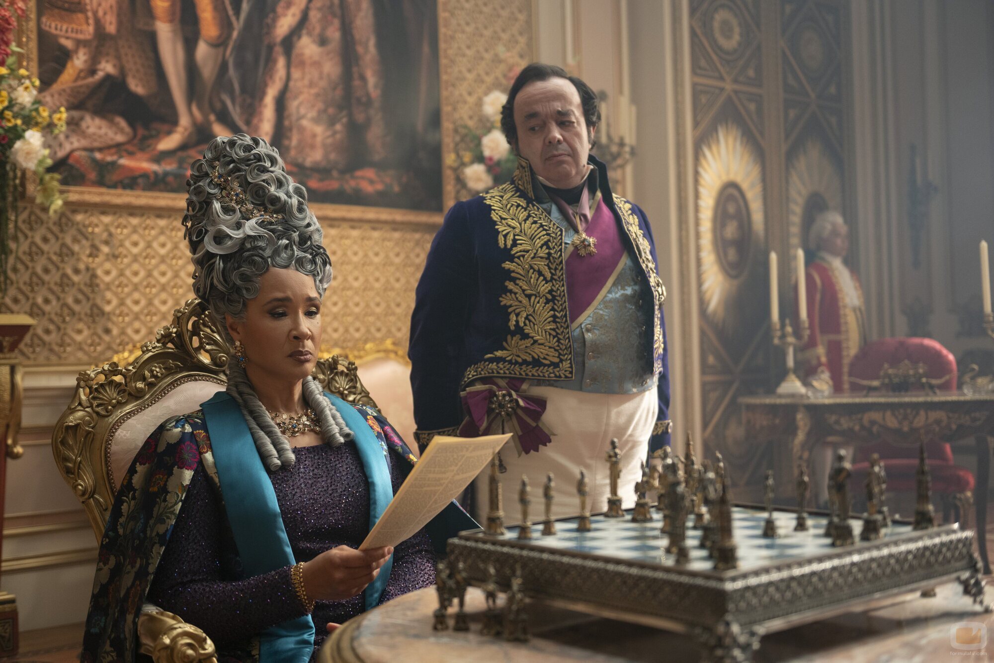 Hugh Sachs y Golda Rosheuvel en 4x02 'Tiempo paralizado' de 'Los Bridgerton'