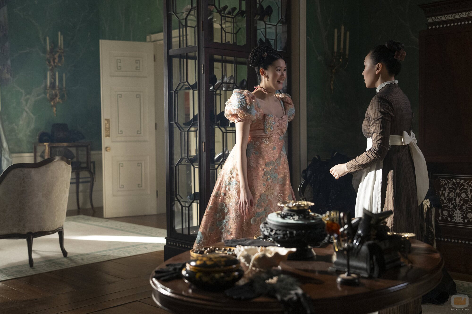 Imagen de Yerin Ha y Isabella Wei en la temporada 4 y el capítulo 02 de 'Los Bridgerton'