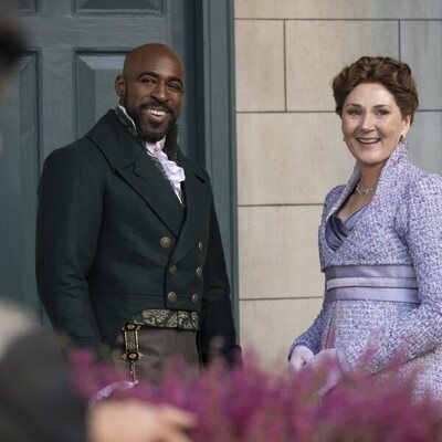 Ruth Gemmell y Daniel Francis en el 4x02 de 'Bridgerton'