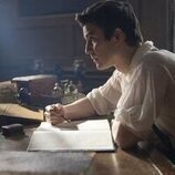 Luke Thompson en el 'Tiempo paralizado' de 'Bridgerton'