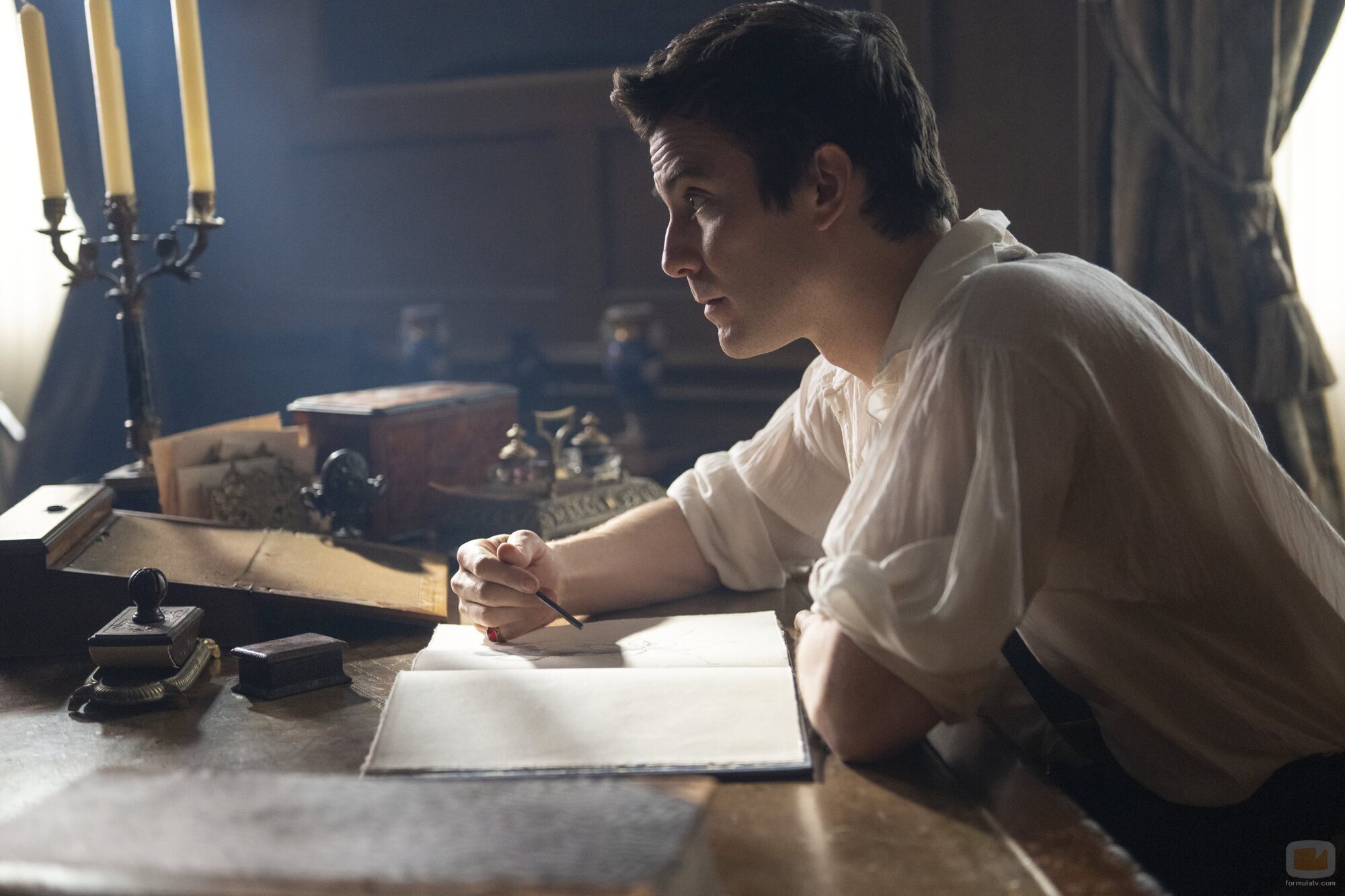 Luke Thompson en el 'Tiempo paralizado' de 'Bridgerton'