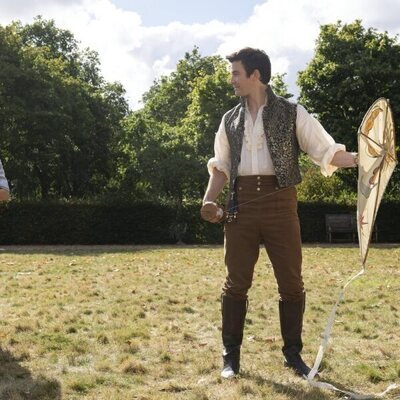 Yerin Ha y Luke Thompson en el 'El campo junto al otro camino' de 'Bridgerton'