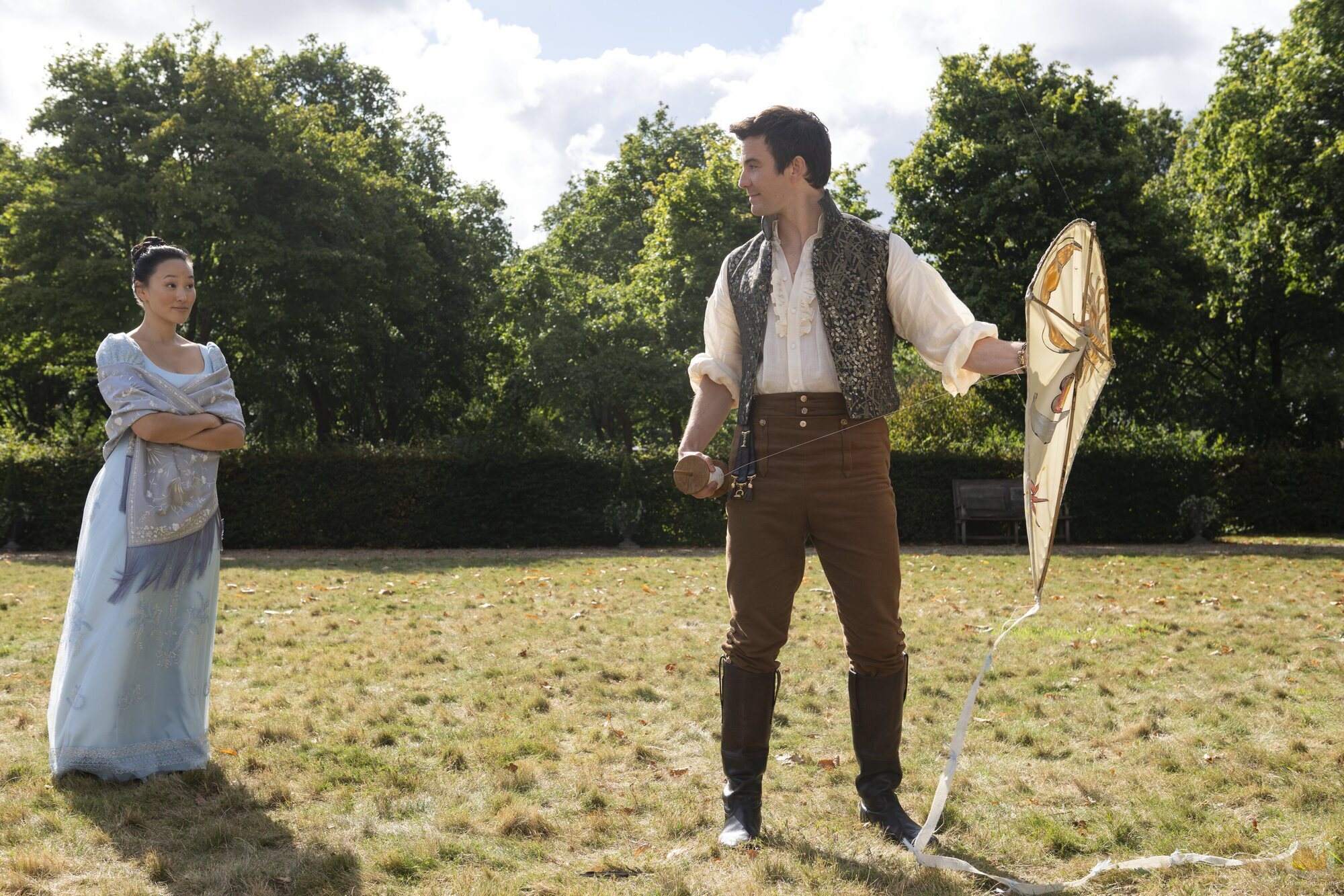 Yerin Ha y Luke Thompson en el 'El campo junto al otro camino' de 'Bridgerton'