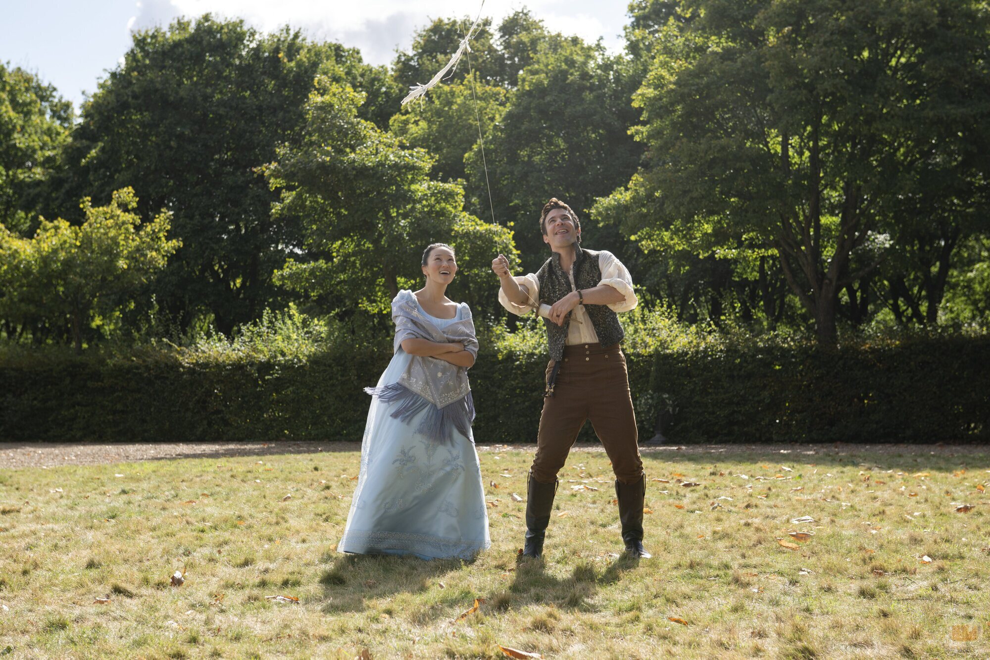 Yerin Ha y Luke Thompson en el 4x03 de 'Bridgerton'