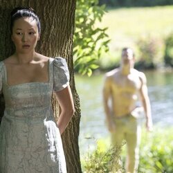 Luke Thompson y Yerin Ha en 'El campo junto al otro camino' de 'Los Bridgerton'