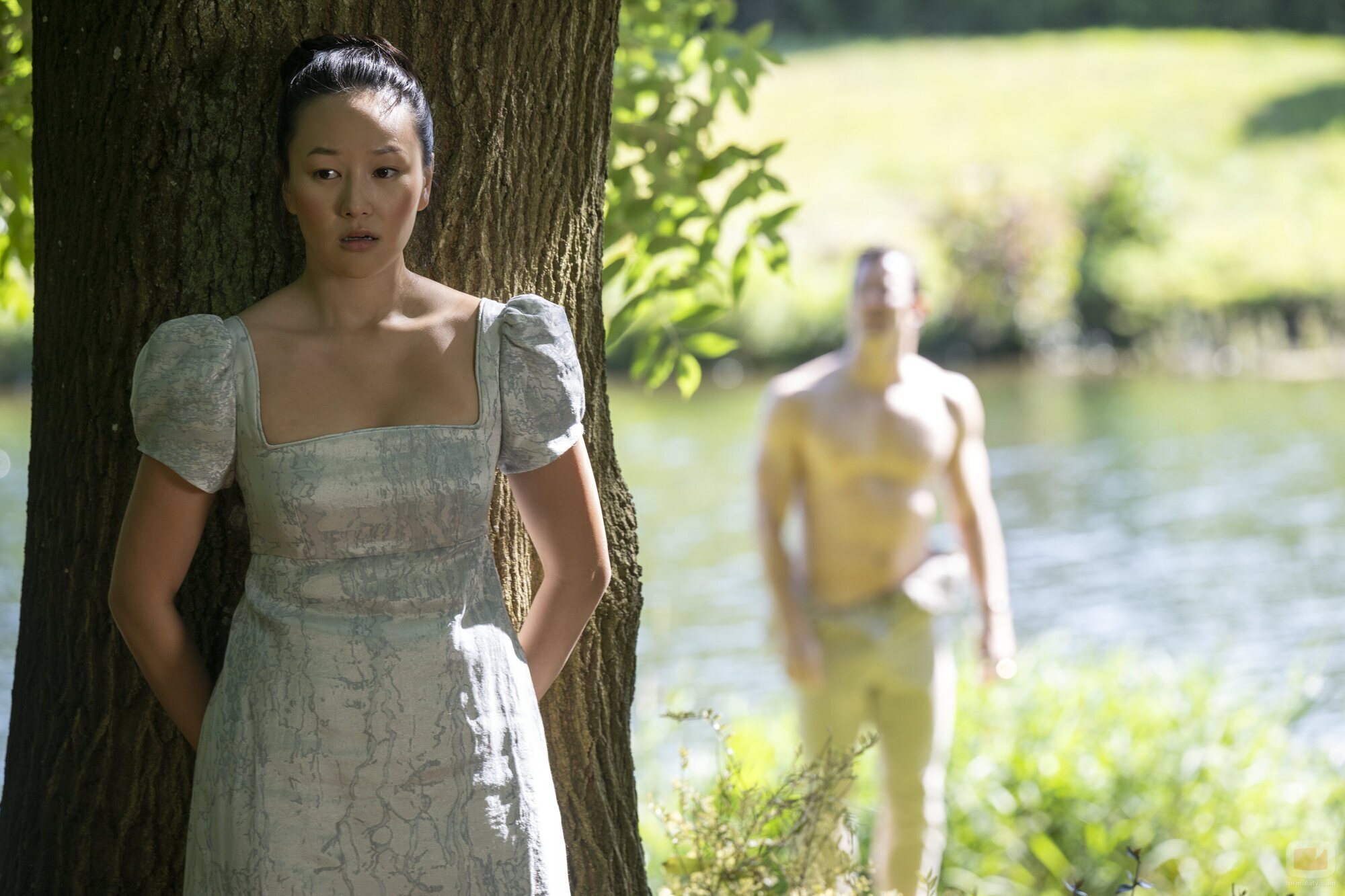 Luke Thompson y Yerin Ha en 'El campo junto al otro camino' de 'Los Bridgerton'