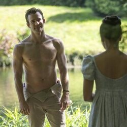 Luke Thompson y Yerin Ha en la temporada 4 y el capítulo 03 de 'Los Bridgerton'