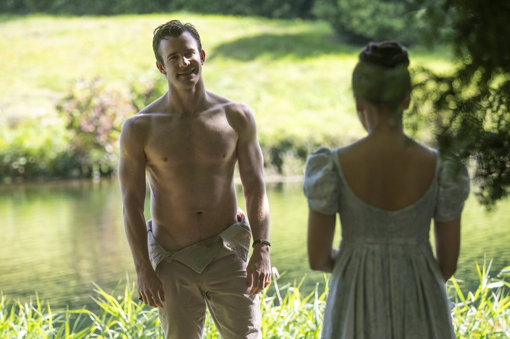 Luke Thompson y Yerin Ha en la temporada 4 y el capítulo 03 de 'Los Bridgerton'