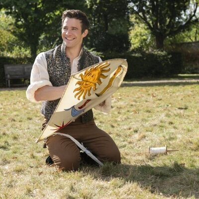 Luke Thompson en la temporada 4 y el capítulo 03 de 'Los Bridgerton'