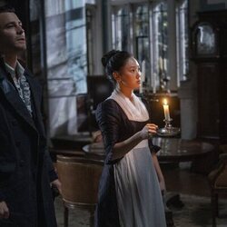 Luke Thompson y Yerin Ha en Capítulo 3 titulado 'El campo junto al otro camino' de 'Los Bridgerton'