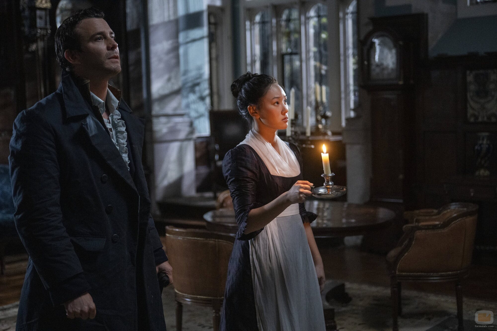 Luke Thompson y Yerin Ha en Capítulo 3 titulado 'El campo junto al otro camino' de 'Los Bridgerton'