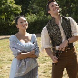 Luke Thompson y Yerin Ha en el 'El campo junto al otro camino' de 'Bridgerton'