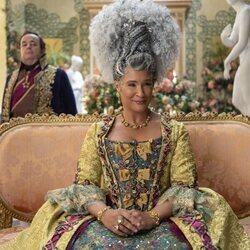 Hugh Sachs y Golda Rosheuvel en Capítulo 3 titulado 'El campo junto al otro camino' de 'Los Bridgerton'