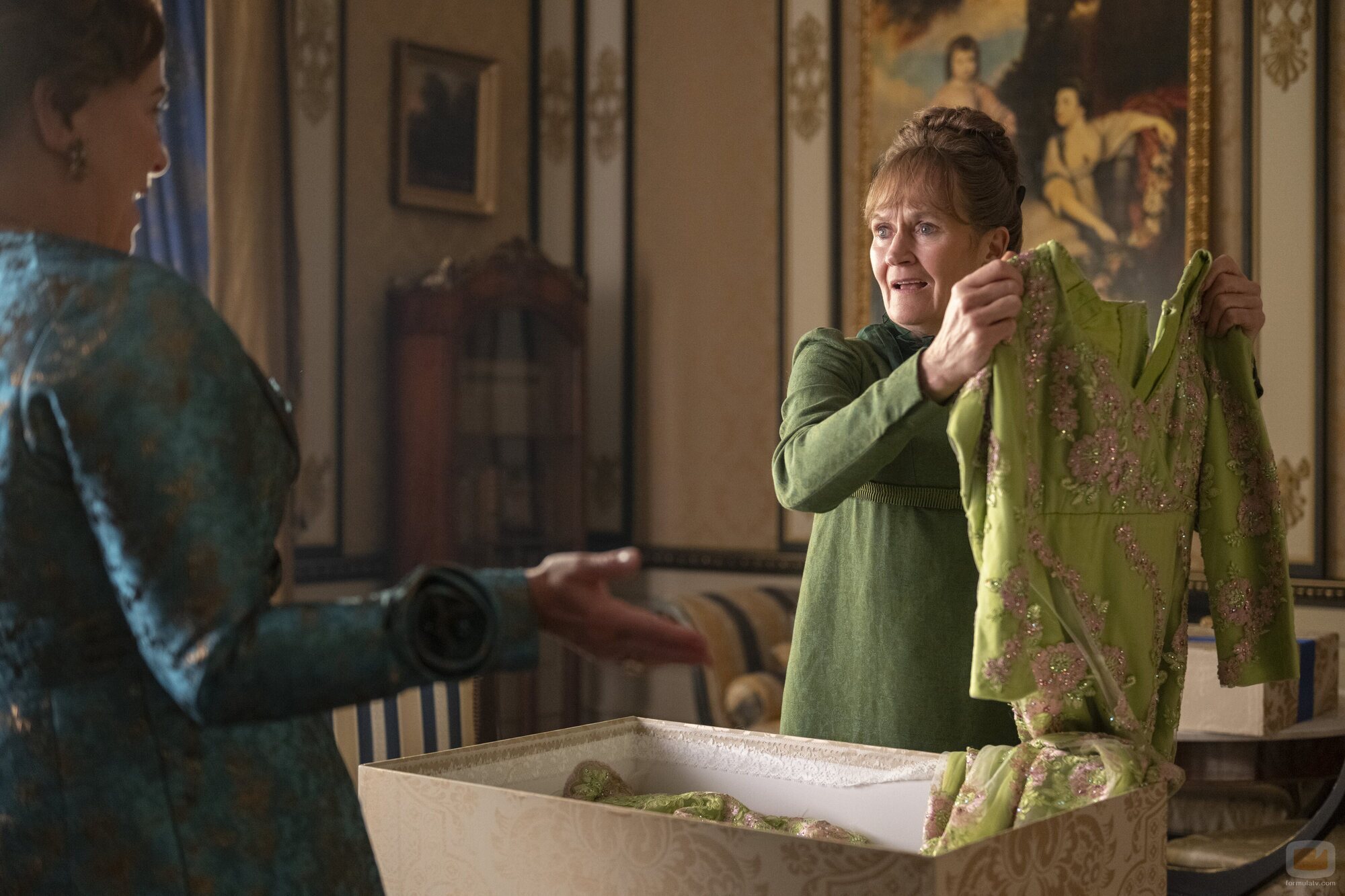 Lorraine Ashbourne y Polly Walker en el 4x03 de 'Bridgerton'