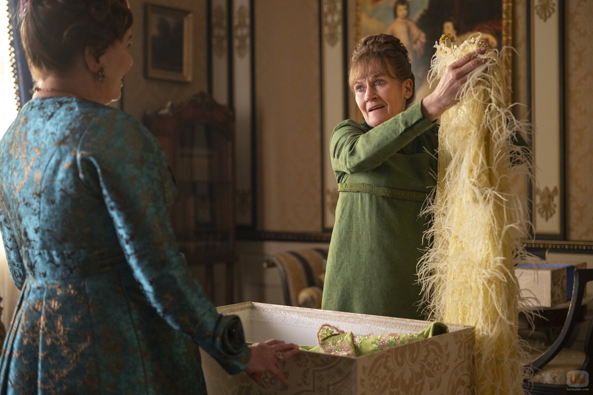 Lorraine Ashbourne y Polly Walker en el 4x03 de 'Los Bridgerton'