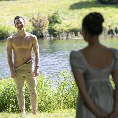 Foto de Luke Thompson y Yerin Ha en Capítulo 3 titulado 'El campo junto al otro camino' de 'Los Bridgerton'