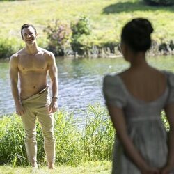 Foto de Luke Thompson y Yerin Ha en Capítulo 3 titulado 'El campo junto al otro camino' de 'Los Bridgerton'