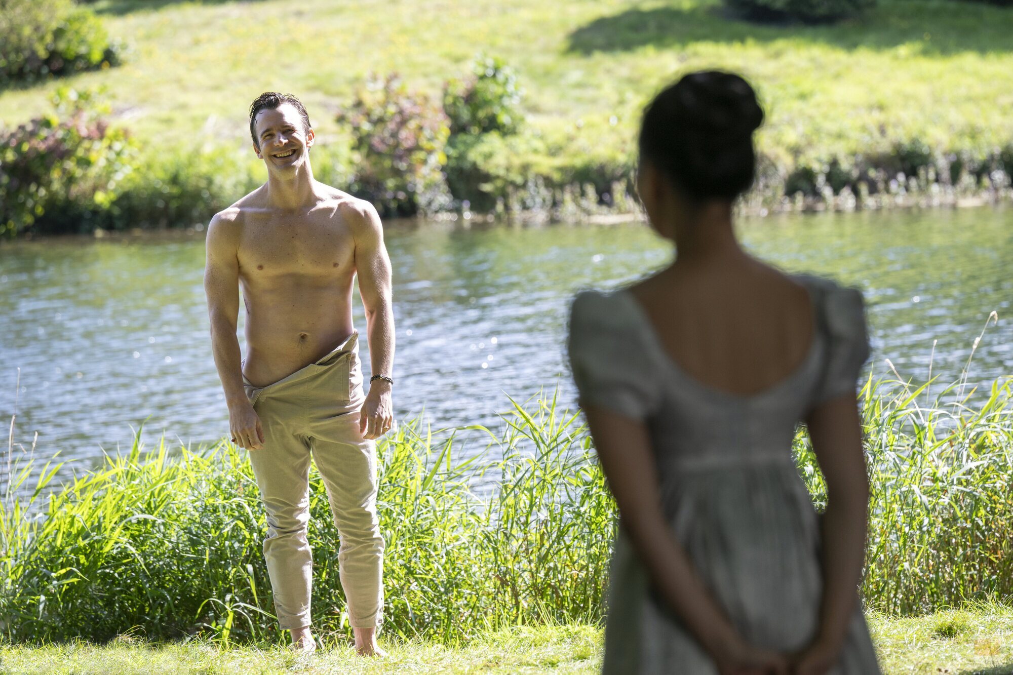 Foto de Luke Thompson y Yerin Ha en Capítulo 3 titulado 'El campo junto al otro camino' de 'Los Bridgerton'