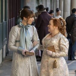 Nicola Coughlan y Claudia Jessie en el 4x04 de 'Los Bridgerton'